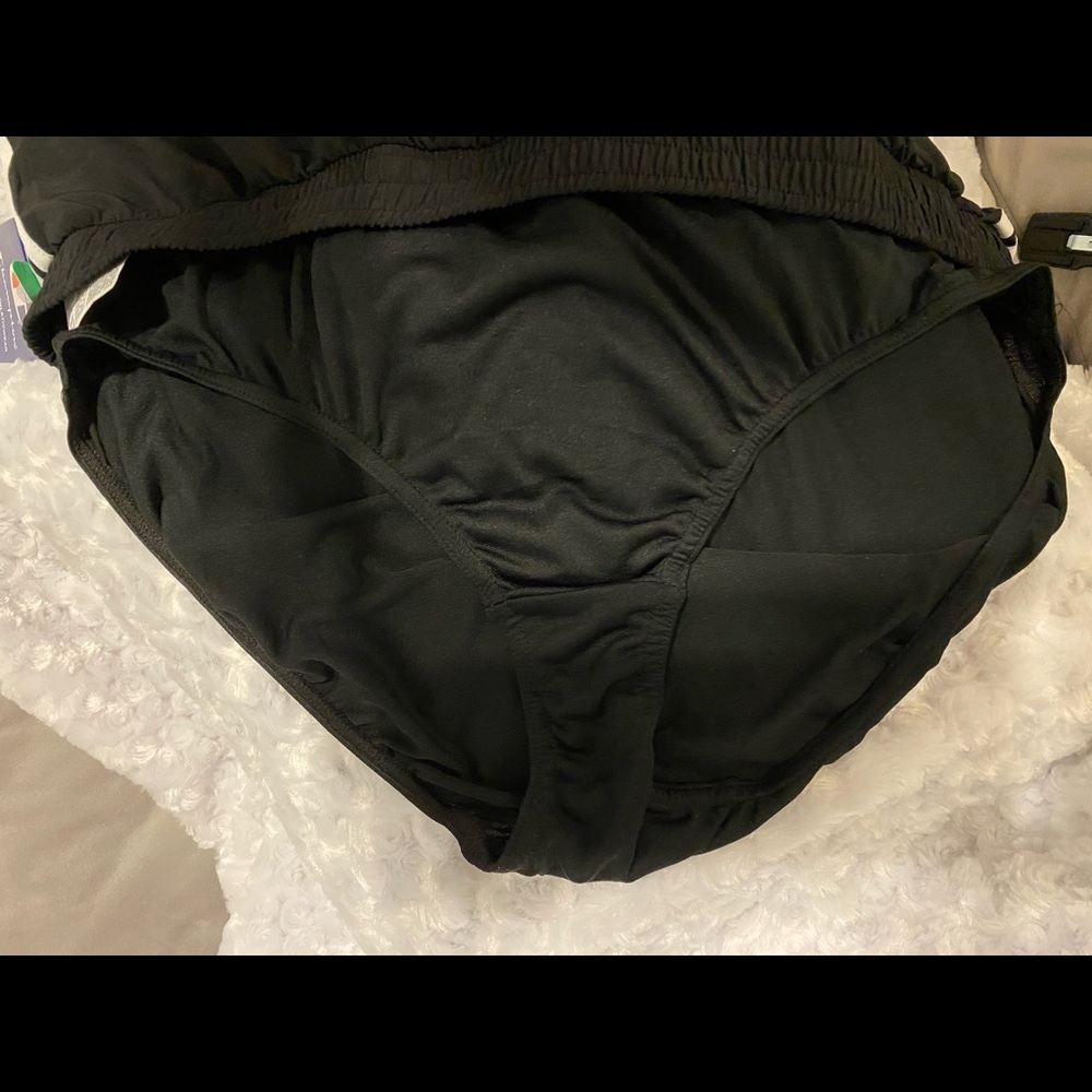 Champion Women’s Black Doubledry 3.5" Varsity Shorts w/Liner - XL - Picture 9 of 10